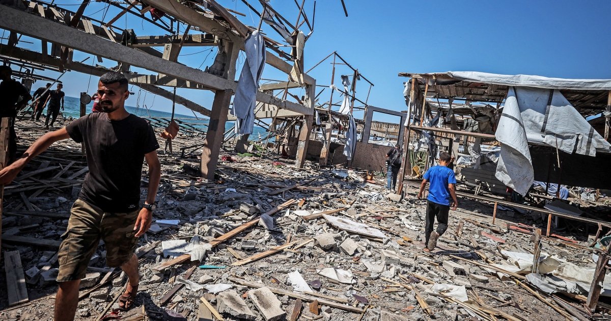 74 killed in Gaza as Israeli forces strike a cafe and fire on people seeking food