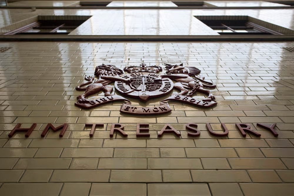 UK Treasury Targets Crypto Tax Evaders with £300 Fines Starting January 2026