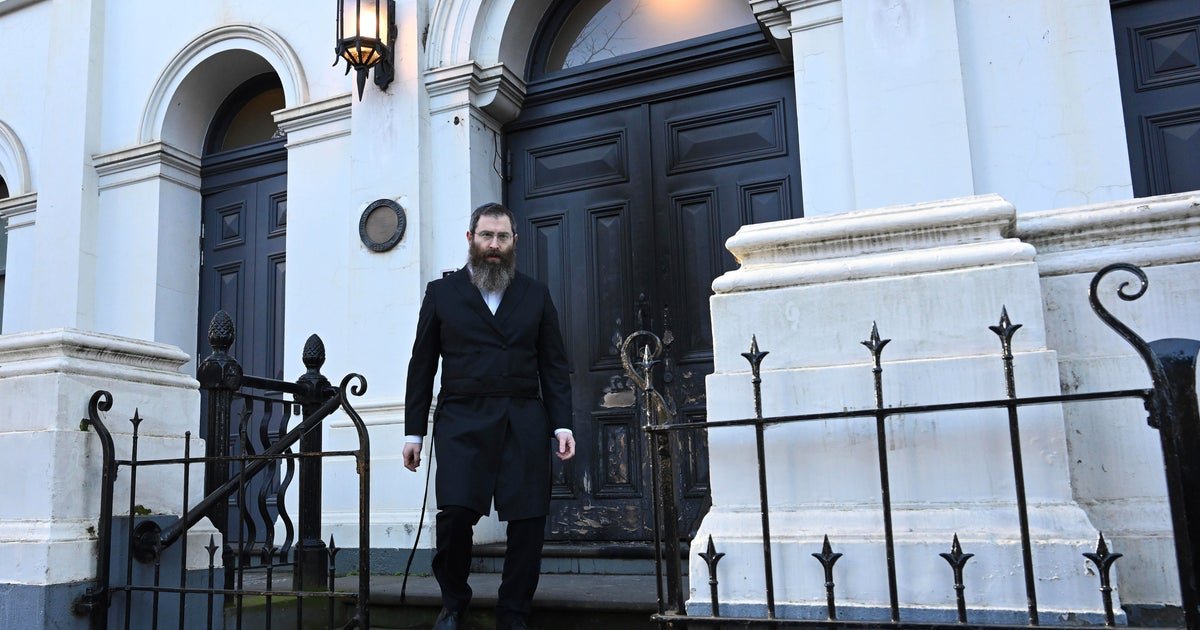 Arsonist sets fire to door at Australian synagogue with worshippers inside; no injuries reported