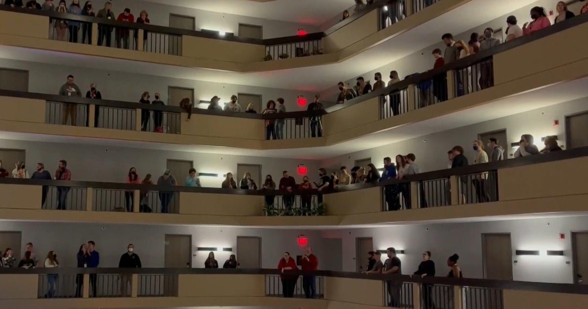 Kentucky students unite hotel with spontaneous national anthem performance