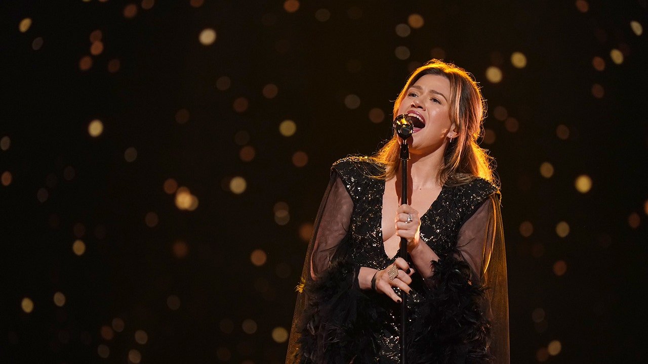 Kelly Clarkson delays Las Vegas residency debut to 'protect' her voice