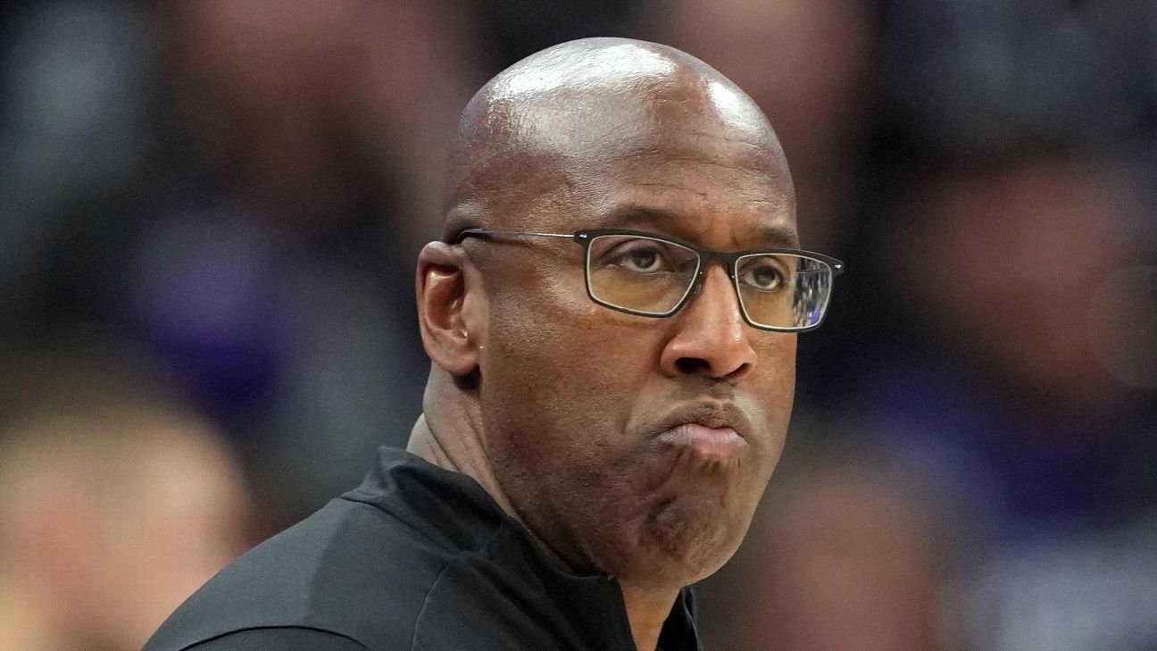 Sources - Mike Brown emerges as strong candidate for Knicks job