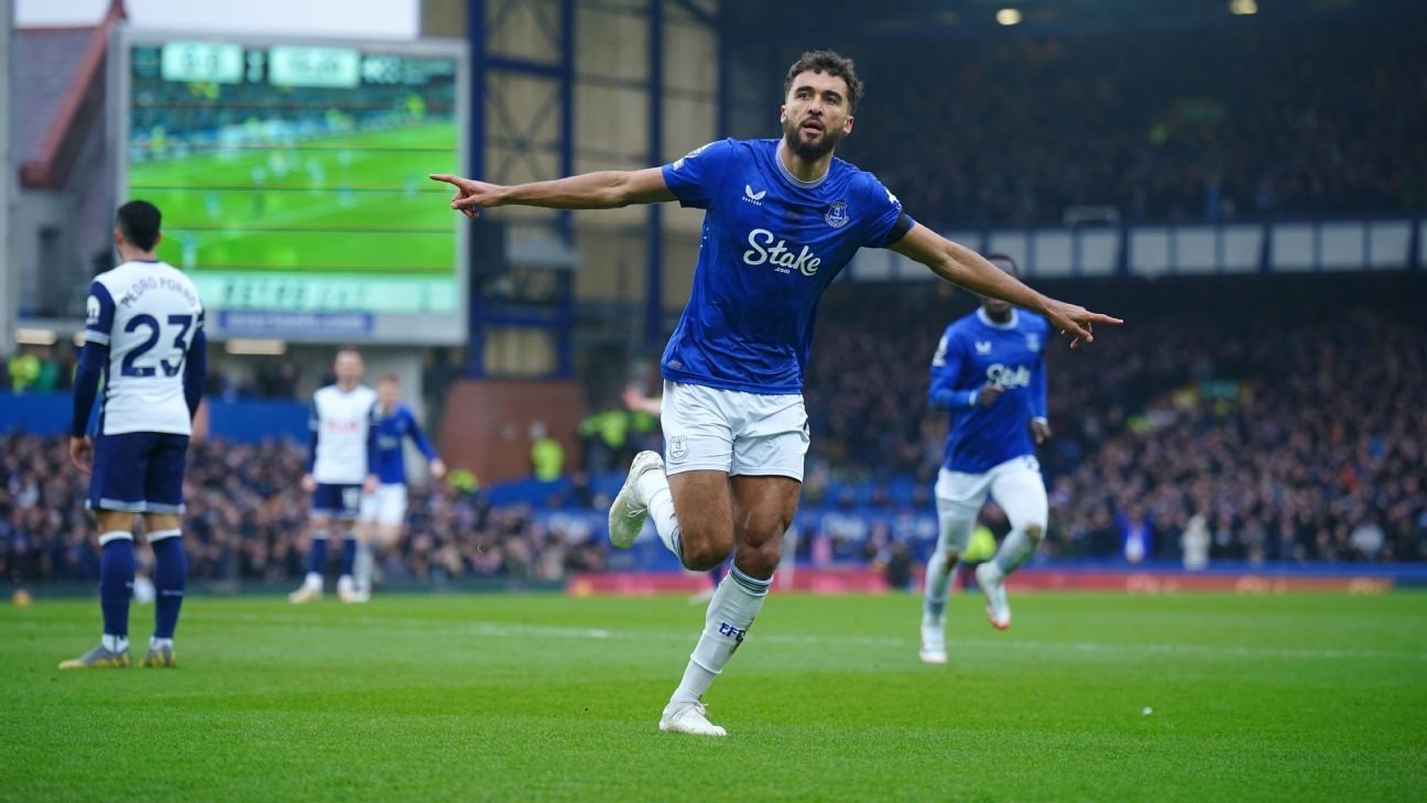 Transfer rumors, news: Man United make move for Calvert-Lewin