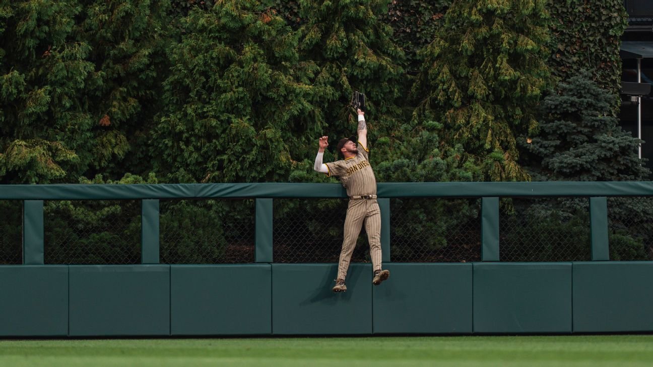 Padres' Jackson Merrill robs home run with impressive catch