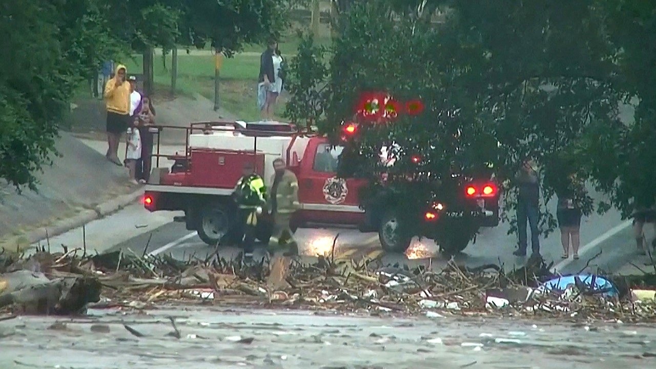 Texas restaurant serves local favorites to first responders after devastating floods