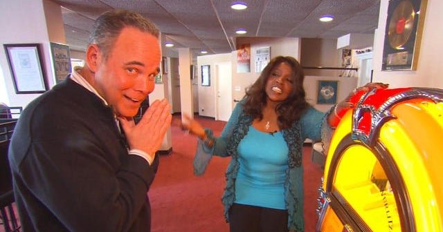 Gloria Gaynor serenades CBS News' Jim Axelrod