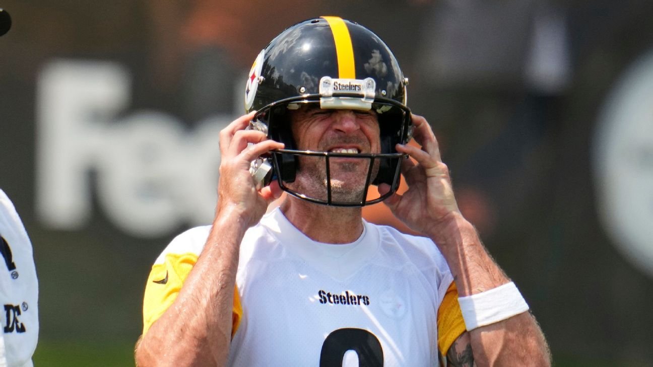 Aaron Rodgers dislikes new helmet, says 'it looks like a damn spaceship'